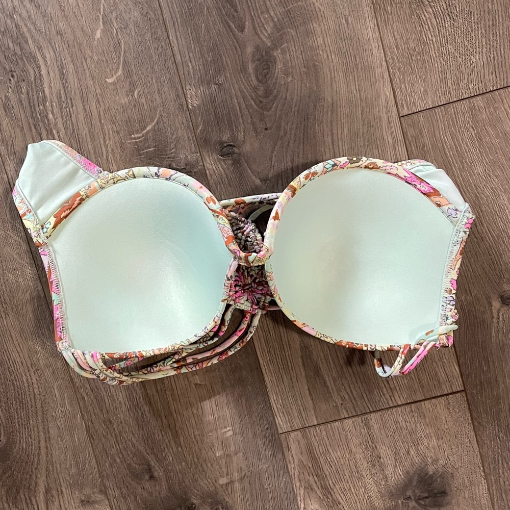 Victoria’s Secret bikini top. - Picture 3 of 8
